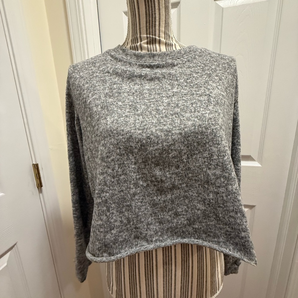 Gray Cropped Long sleeve Sweater Medium